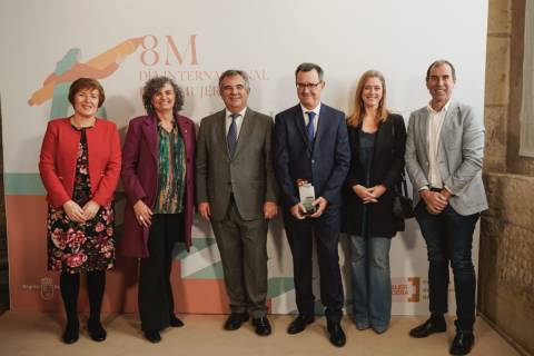 Premio 8M al colectivo que ha destacado por su trabajo a favor de la igualdad ha recaído en la Fundación Séneca, por su proyecto Mujeres en la Ciencia.