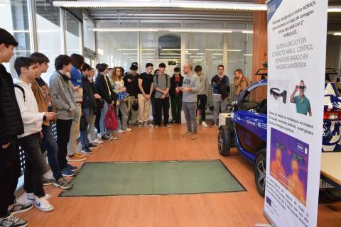 Estudiantes visitando el vehículo autónomo de la UPCT