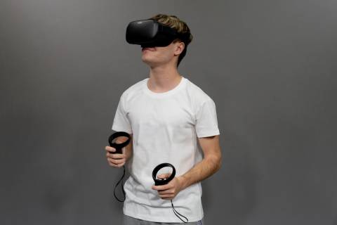 Un estudiante con uno de los equipos de realidad virtual que se van a mostrar en la jornada de este jueves.