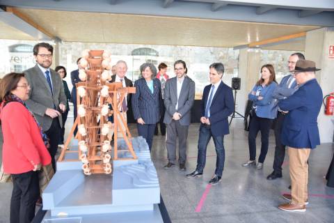 La rectora, en el centro, durante la inauguración de la exposición.