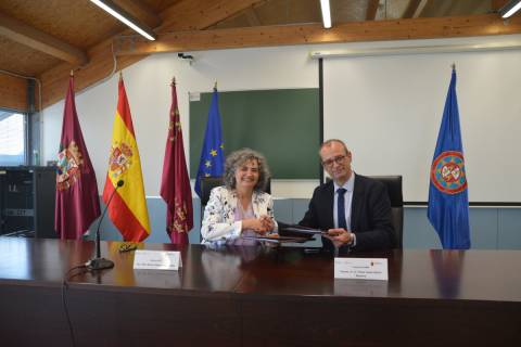 La rectora Beatriz Miguel y el consejero Víctor Marín en la firma del convenio