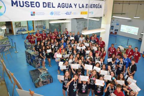 Foto grupal de los participantes con sus diplomas.