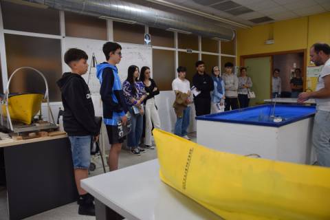 Preuniversitarios observando un ensayo de flotabilidad en uno de los tanques acuáticos de la Escuela de Navales.