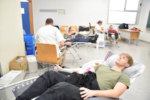 Estudiantes donando sangre en la UPCT, el pasado año.