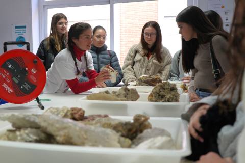 Una investigadora de la UPCT explicando parte de su trabajo a alumnas de la iniciativa Quiero ser Ingeniera.