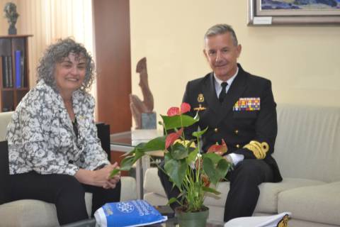 La rectora Beatriz Miguel junto al nuevo almirante jefe del Arsenal de Cartagena, Alejandro Cuerda Lorenzo.