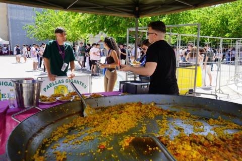 Reparto de paella durante las fiestas del pasado ao.