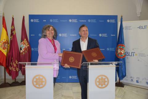 La rectora Beatriz Miguel y el CEO de Gasca, Ramón Alonso Calvo, en la firma del acuerdo