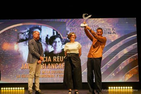 Patricia Reus y Jaume Blancafort recogieron el premio de manos de Isidro Ibarra. Foto de Felipe Pagán para el Ayuntamiento de Cartagena.