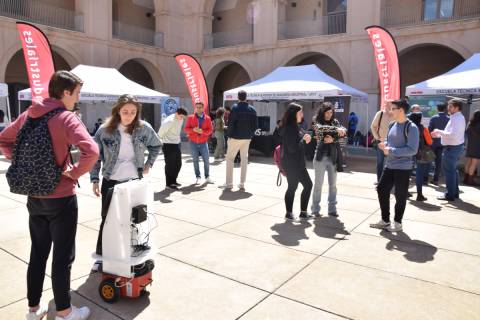 El robot asistencial Juno recorriendo el patio siguiendo instrucciones orales.