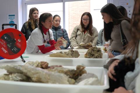 Una investigadora de la UPCT explicando parte de su trabajo a alumnas de la iniciativa Quiero ser Ingeniera.