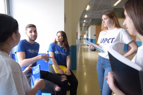 Estudiantes en el campus CIM.