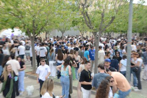 Estudiantes disfrutando de la paella y la música.