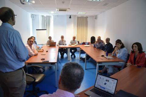 El catedrático Pablo Bielza durante la exposición del trabajo sobre gestión de plagas ante el comité de evaluación y otros investigadores del IBV.