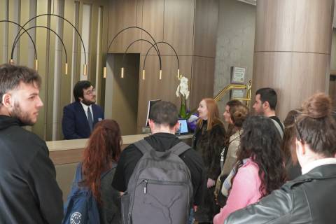 Estudiantes de Turismo de la UPCT visitando un hotel NH.
