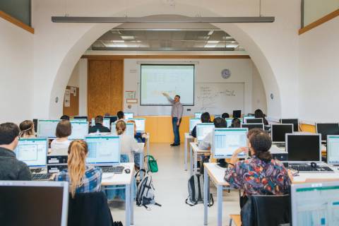 Estudiantes en un aula informática de la Facultad de Ciencias de la Empresa.