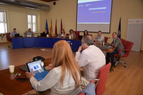 El gerente, Isidro Ibarra, explicando el III Plan de Igualdad que se ha aprobado hoy.