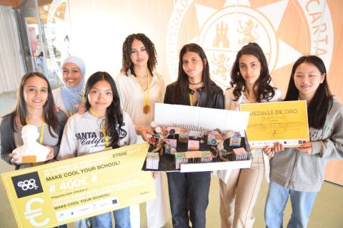 Las alumnas del equipo ganador, con la maqueta de su propuesta.