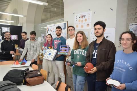 Estudiantes de Diseo Industrial con algunas de las maquetas realizadas durante la preparacin de su exposicin para Mucho Ms Mayo.