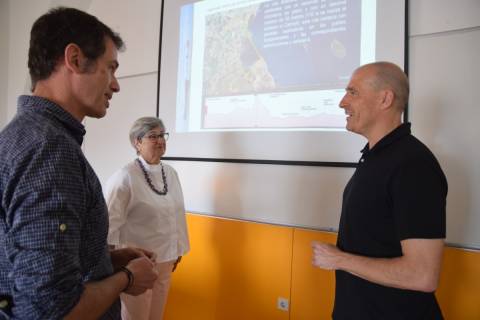 A la derecha, Manuel Torres, profesor del rea de Cartografa de la UPCT, explica la ruta entre torres a Isabel Rubio y Francisco Lpez.