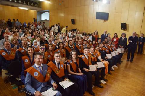 Los graduados junto a los representantes de los colegios profesionales, los padrinos, la direccin de la Escuela y la Rectora.