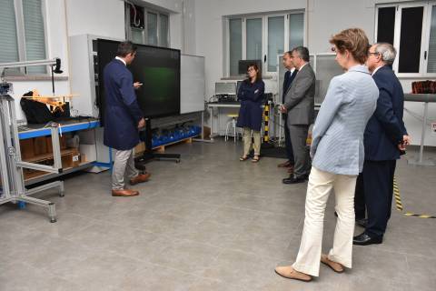 Un momento de la visita realizada este lunes a los laboratorios del CUD.