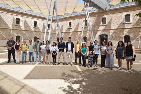 Estudiantes y técnicos que han impartido el curso junto a representantes del Ministerio, la Comunidad Autónoma y la Facultad de Ciencias de la Empresa.