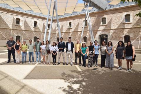 Estudiantes y tcnicos que han impartido el curso junto a representantes del Ministerio, la Comunidad Autnoma y la Facultad de Ciencias de la Empresa.