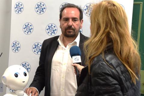 José Manuel Ferrández junto con el robot asistencial, en una imagen de archivo.