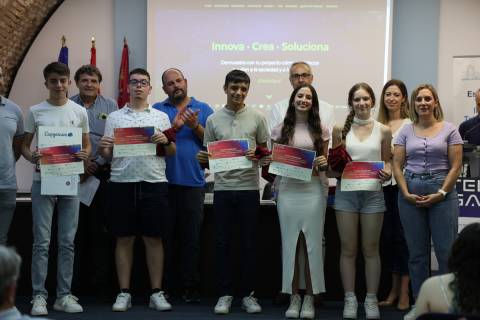 Integrantes del equipo ganador en la categoría de Bachillerato.