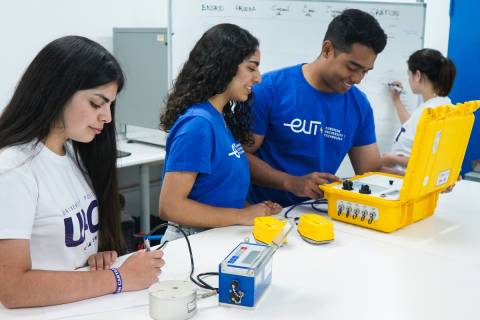 Estudiantes en un laboratorio de la UPCT.