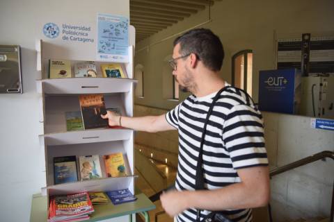 Un trabajador de la UPCT deja un libro de poesía en Industriales.