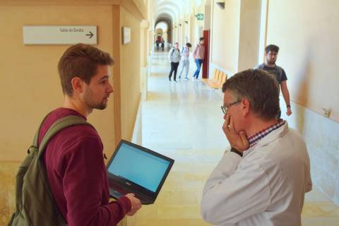 Un profesor atendiendo a un alumno en el Campus Muralla del Mar.