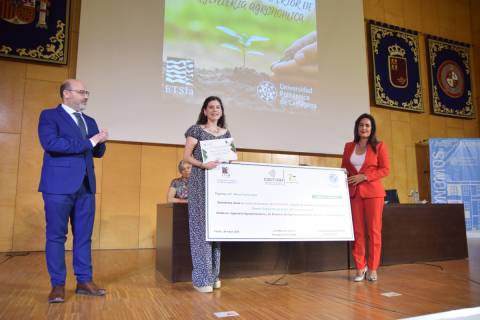 Marta Tormo recogiendo su galardón, junto a la presidenta de COGITARM y el director de la ETSIA.