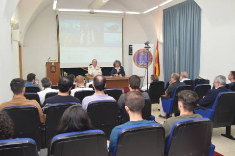 El Vicealmirante y la Rectora durante la inauguración del curso.