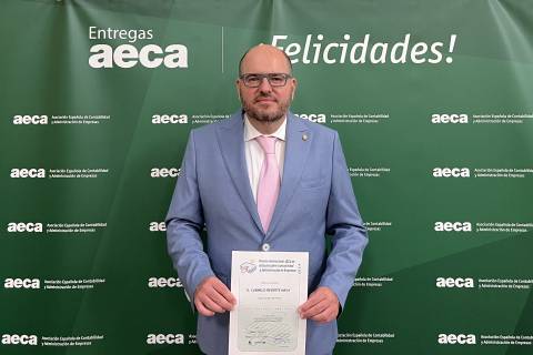 Carmelo Reverte con el diploma acreditativo de su premio.
