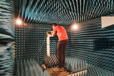 Un investigador en la cámara anecoica de la Escuela de Telecomunicación.