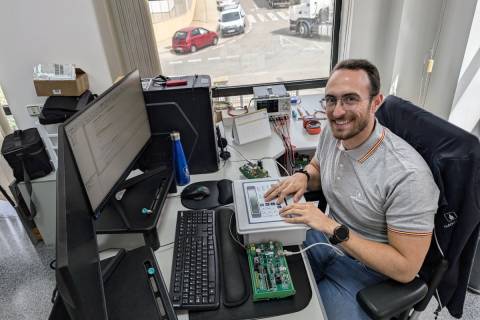 Víctor Ruiz con uno de los equipos de Nutricontrol para los que optimiza las tecnologías de comunicación.