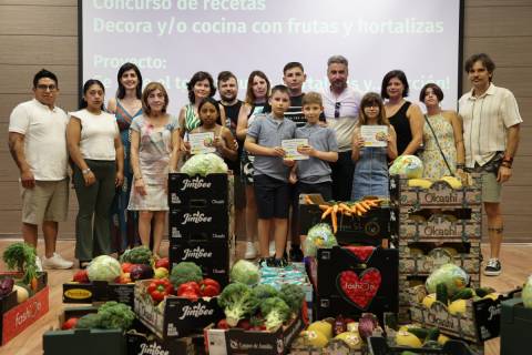 Las familias ganadoras con los productos de temporada recibidos.