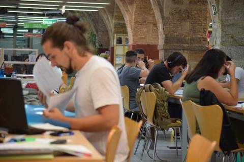 Estudiantes en el CRAI Biblioteca de Antigones.