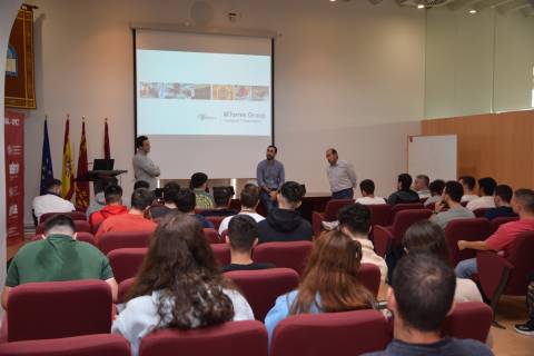 Charla de egresados de la UPCT que trabajan en MTorres, junto al director de la cátedra, el año pasado en la Escuela de Industriales.