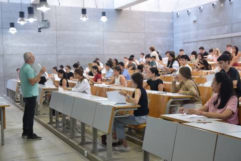 Estudiantes durante las pruebas de la EBAU extraordinaria.