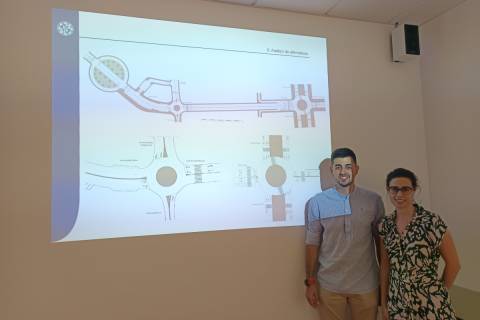 El autor del trabajo, junto a su directora, y una imagen de las dos rotondas que han diseñado.