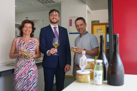 Encarna Aguayo, José Ángel Salas y Andrés Conesa sosteniendo la bebida lactofermentada de brócoli, el 'vino' de melón y los tallos encurtidos.