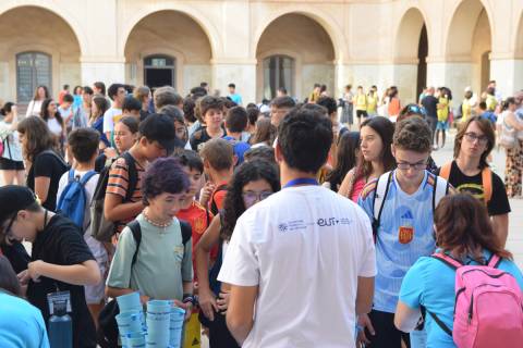 Estudiantes registrándose en el Campus Talentum.