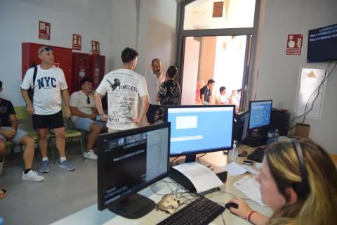 Preuniversitarios, junto a sus familiares, esperando su turno en los llamamientos.