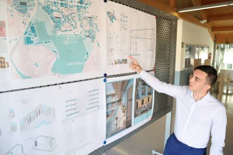 El ya arquitecto por la UPCT Harry Clarke mostrando los paneles de su proyecto.