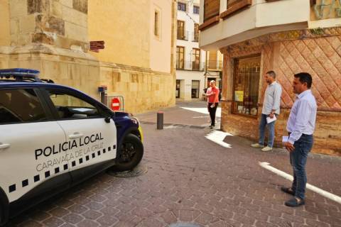 Imagen del alcalde de Caravaca, en el centro, observando un bolardo retráctil y una cámara con lector de matrículas. 