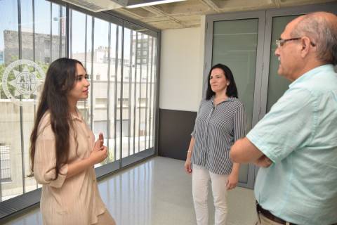 Fatima Ezahra Tlaghi charlando con los directores de su TFG, Manuela e Isidoro Guzmán.