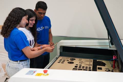 Estudiantes en el taller de maquetas de la ETSAE.